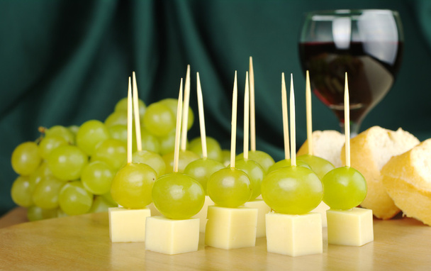 sýr s hrozny a víno - Fotografie, Obrázek