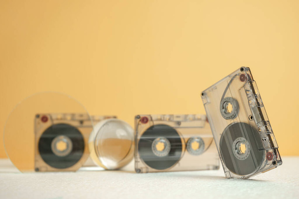 Magnifiques cassettes audio sur une table blanche et espace jaune.Minimalisme concept de style rétro. 80 ans. Modèle de fond pour la conception. - Photo, image