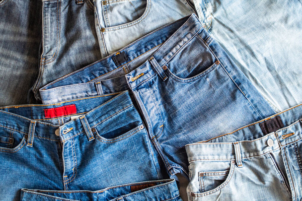 много джинсов синий фон - Фото, изображение