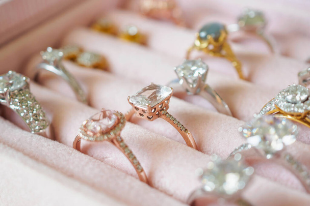 Κοσμήματα διαμαντένια δαχτυλίδια και σκουλαρίκια σε κουτί - Φωτογραφία, εικόνα