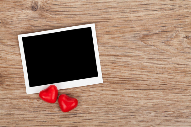 lege instant foto en rode snoep harten - Foto, afbeelding