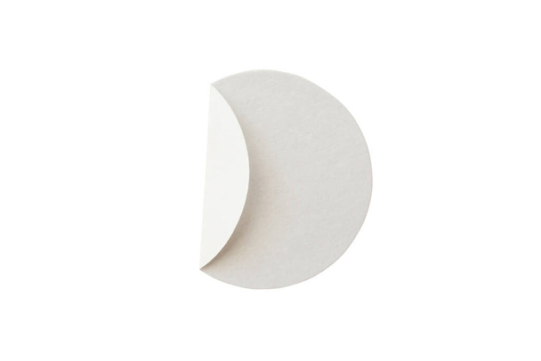 Prázdný bílý kulatý papír štítek izolované na bílém pozadí s výstřižkem cesta - Fotografie, Obrázek
