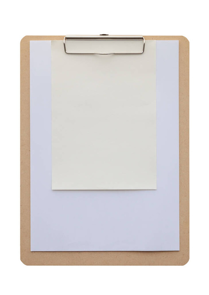 Houten klembord met blanco papier geïsoleerd op witte achtergrond - Foto, afbeelding