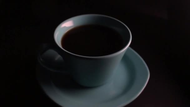 Kaffeetasse dreht sich langsam auf Tisch. - Filmmaterial, Video
