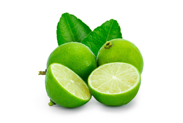 Fruta de lima verde fresca aislada sobre fondo blanco. - Foto, Imagen