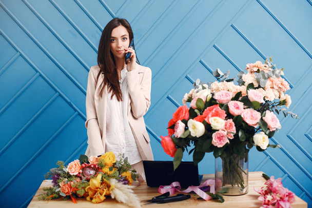 Frorist makes a beautiful bouquet in a studio - Фото, изображение