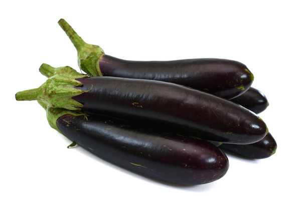 Vers aubergine fruit geïsoleerd op witte achtergrond - Foto, afbeelding