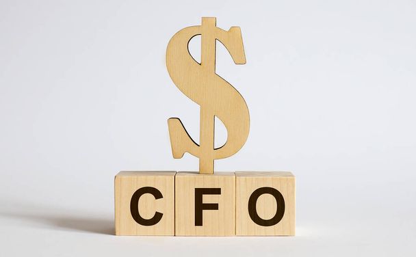 Κείμενο CFO για κύβο ξύλου μπλοκ, έννοια επένδυσης μετοχών. - Φωτογραφία, εικόνα