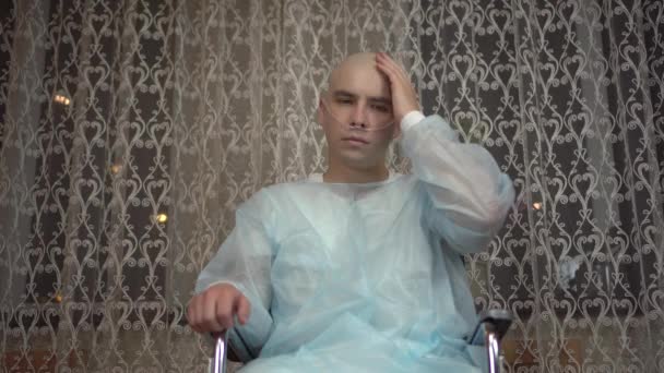 Tolószéken ülő rákos beteg - Felvétel, videó