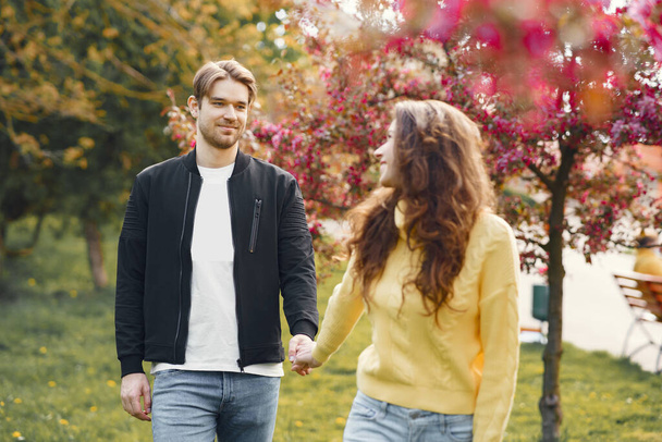 Beautiful couple spend time in a spring park - Foto, imagen