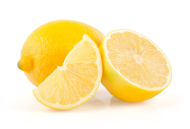 limon dilimi ve yarı beyaz zemin üzerine - Fotoğraf, Görsel