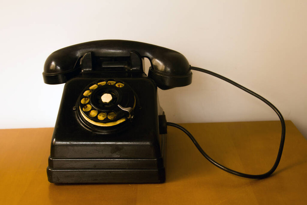 régi telefon forgó tárcsával elhelyezett bútorok - Fotó, kép