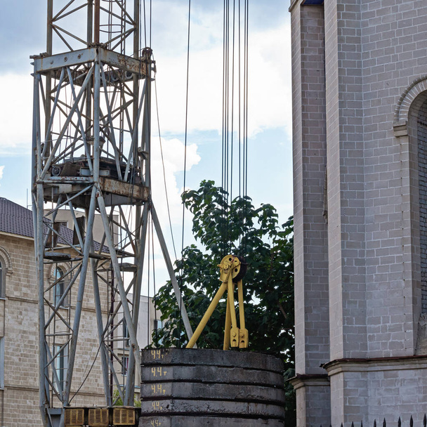 конструктивні елементи баластного пристрою баштового крана встановленого на шасі
  - Фото, зображення