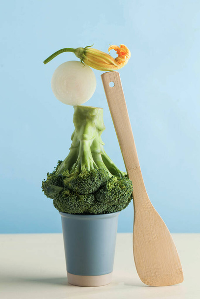 Fresh green vegetables, broccoli. The balance of the floating supply. Art concept of healthy nutrition. - Foto, afbeelding