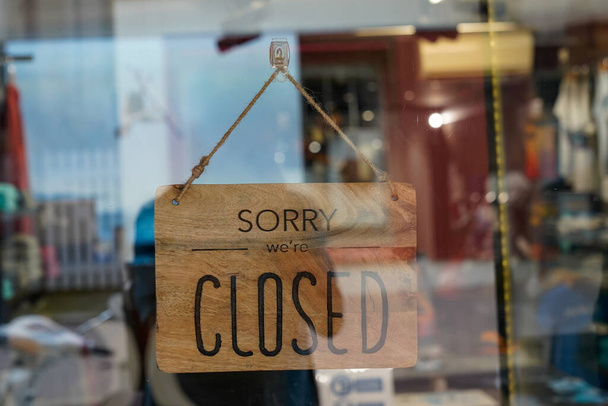 madeira desculpe estamos fechados placa de madeira na vitrine restaurante café loja tabuleta
 - Foto, Imagem