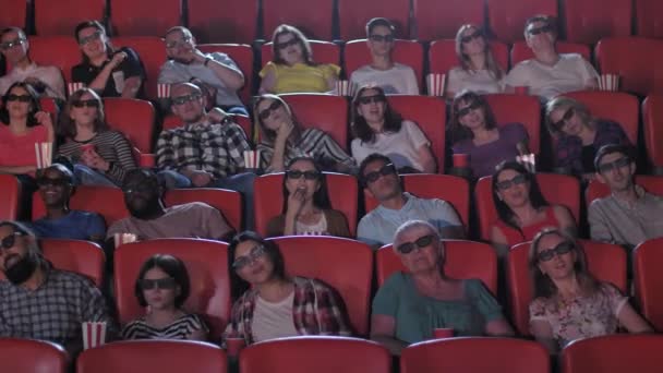 Publiek bewegende hoofden tijdens het kijken naar film in 3d - Video