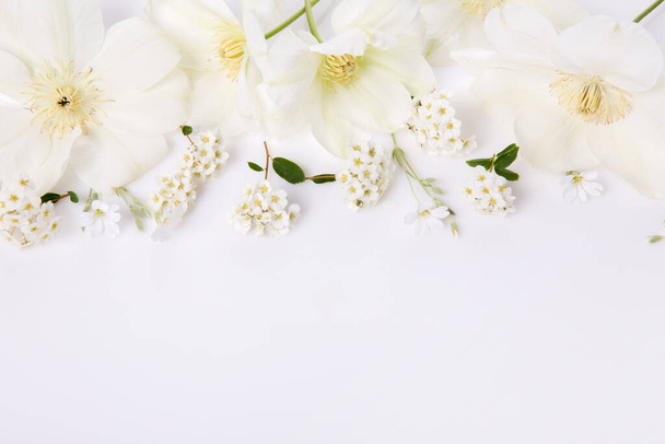 Composición floral festiva sobre el fondo blanco. Vista aérea - Foto, Imagen