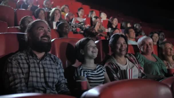 Szczęśliwa rodzina cieszy się komedią w kinie - Materiał filmowy, wideo