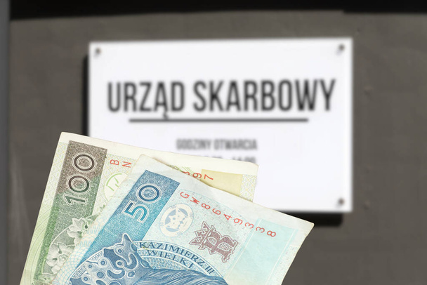 Ufficio delle imposte in Polonia e banconote zloty polacco PLN - Foto, immagini