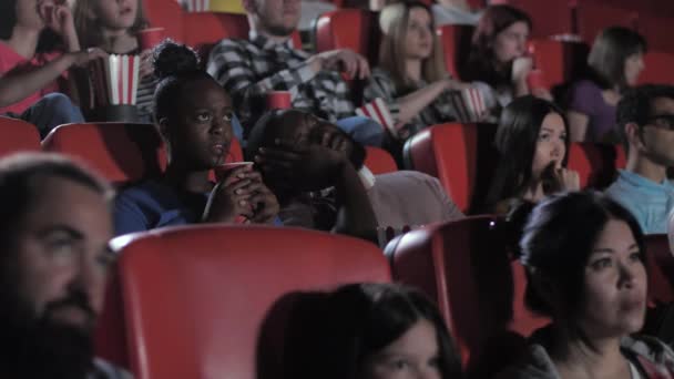 Afro-américain dormir pendant le film d'horreur - Séquence, vidéo