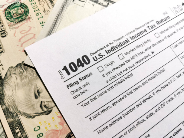 Billetes en dólares y declaración del impuesto sobre la renta en Estados Unidos - Foto, imagen