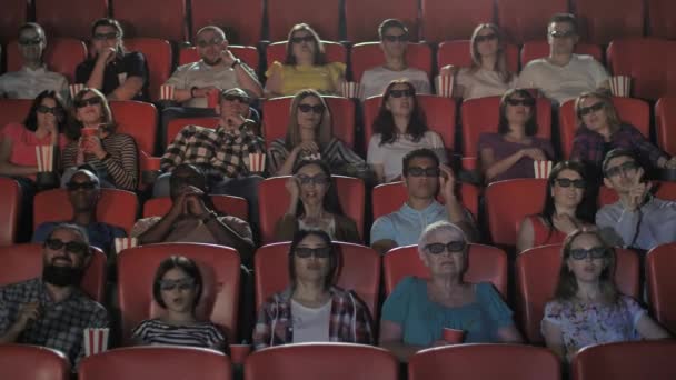 Různorodé diváci sledující 3D film v kině - Záběry, video
