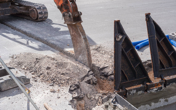 Trabalhadores móveis regula a circulação de veículos em um cruzamento afetado por trabalhos de construção na linha de fibra óptica - Foto, Imagem