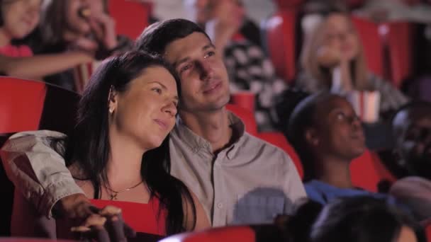 Αγαπημένο ζευγάρι βλέποντας ταινία στο σινεμά - Πλάνα, βίντεο