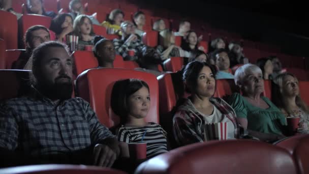 Μικτή φυλετική οικογένεια βλέποντας φρίκη στον κινηματογράφο - Πλάνα, βίντεο