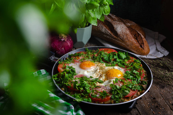 Kiváló reggeli (ebéd) - shakshuka. Sült tojás zöldségekkel egy serpenyőben. Mezőgazdasági termékekből készült rusztikus egyszerű ételek - Fotó, kép