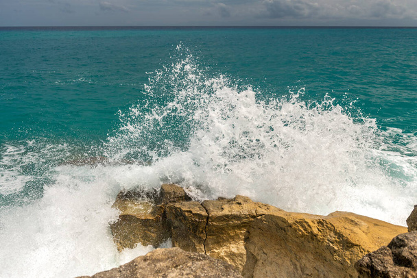 kayalık bir kıyıda çökmesini dalgaları - Fotoğraf, Görsel