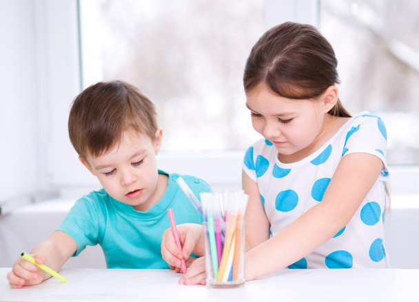 Les petits enfants dessinent sur du papier blanc
 - Photo, image