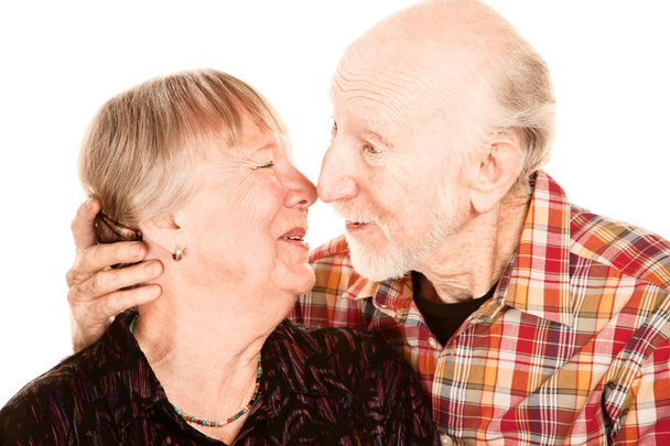 Sonriendo pareja mayor tocando narices
 - Foto, imagen