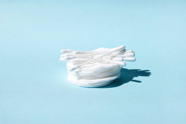 Limpie los brotes de algodón en varias almohadillas de algodón. Brotes de algodón para limpiar las orejas y almohadillas de algodón para eliminar el maquillaje y el lavado. Cuidado corporal y facial. - Foto, imagen