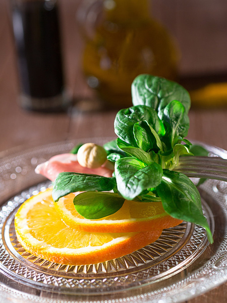 Польовий салат з апельсинами та беконом
 - Фото, зображення