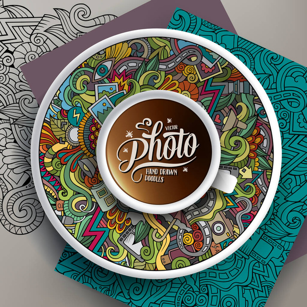 Illustrazione vettoriale con una tazza di caffè e scarabocchi fotografici disegnati a mano su un piattino, su carta e sullo sfondo - Vettoriali, immagini