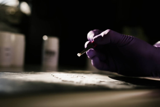 Руки ученого, работающего с таблетками - Фото, изображение