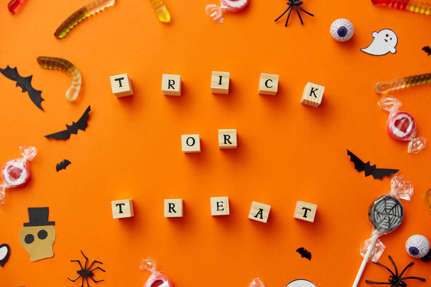 Buchstaben und Halloween-Bonbons austricksen oder behandeln - Foto, Bild