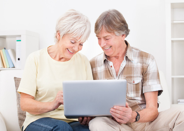 Senior Couple Looking At Laptop - Foto, Imagen