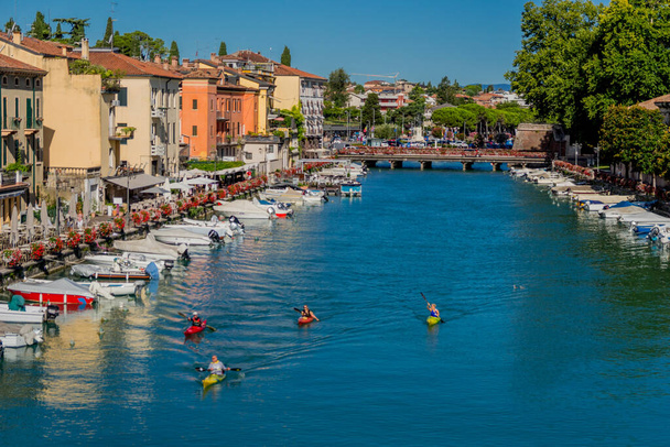 Férias e sentimento de verão italiano ao longo do Lago de Garda - Itália / Europa
 - Foto, Imagem