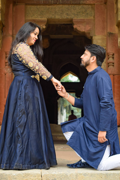 New Delhi Indie Listopad 25 2019 - Pár póza pro pre-svatební focení uvnitř Lodhi Garden Delhi, populární turistické památky v New Delhi Indie, pro jejich pre-svatební focení, pre-svatební focení - Fotografie, Obrázek