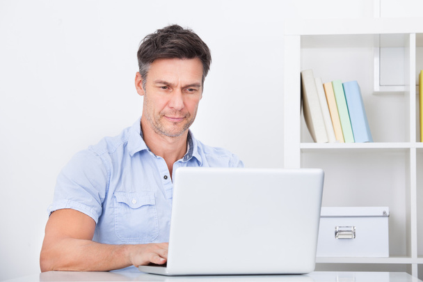 Man Using Laptop - Photo, Image