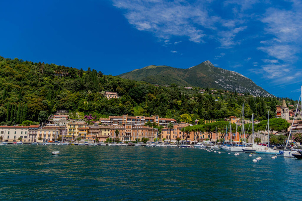 Vacaciones y sensación de verano italiano a lo largo del lago de Garda - Italia / Europa - Foto, Imagen