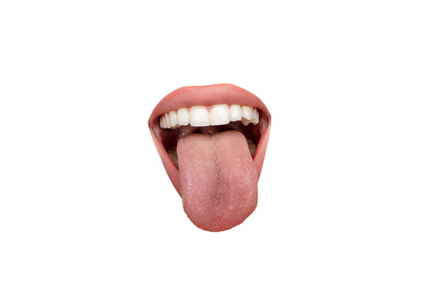 Beyaz stüdyo arka planında izole edilmiş çıplak ruj sürmüş kadın ağzı görüntüsü. - Fotoğraf, Görsel