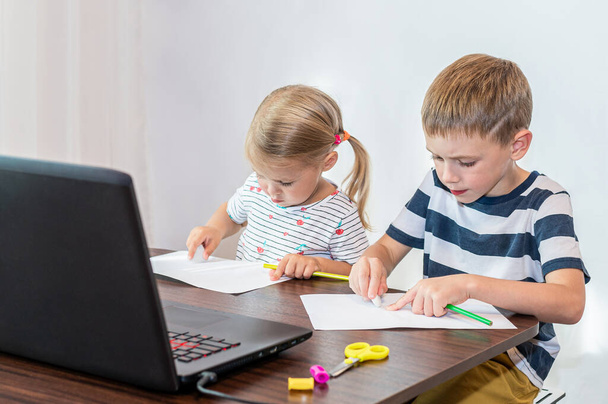 Small children draw at home in front of their laptop. Online drawing lesson. - Φωτογραφία, εικόνα