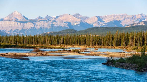 Naturalne krajobrazy z jeziorem Talbot i malowniczymi górami, Alberta, Kanada - Zdjęcie, obraz