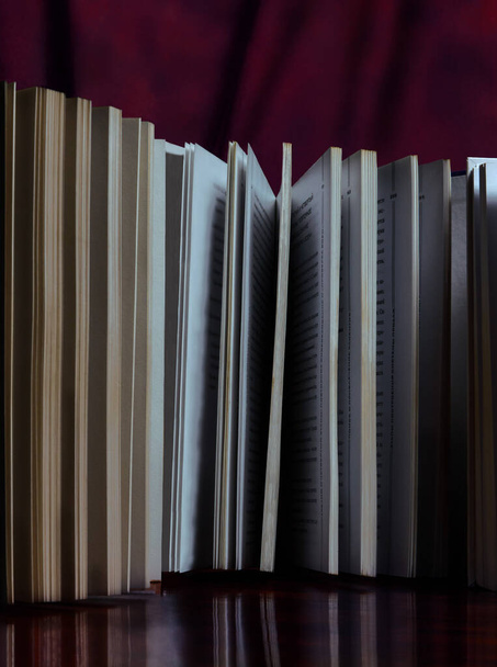 Kirjat punaruskealla pohjalla - Valokuva, kuva
