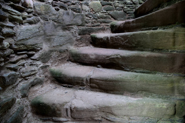 Πέτρινη σκάλα σε έναν αρχαίο μεσαιωνικό κάστορα - Φωτογραφία, εικόνα
