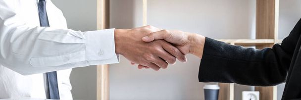 Приветствие новым коллегам, рукопожатие во время собеседования, мужчина пожимает руку собеседнику или работодателю после собеседования, трудоустройства и набора персонала. - Фото, изображение