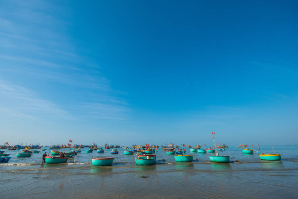 Mui Ne, Vietnam. Halászfalu és hajók egy napsütéses napon. - Fotó, kép